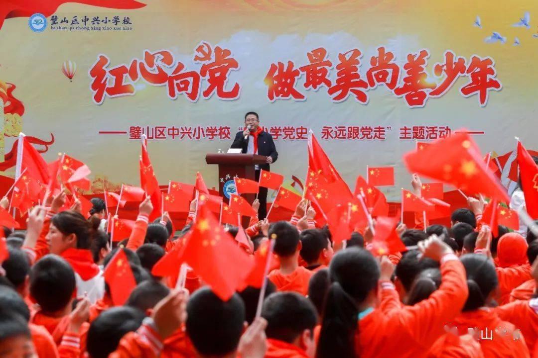 孙女开车回家过年,刚到家门口就看到爷爷在院里放“礼炮”迎接